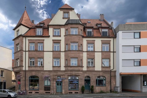 Tenement house in a corner location, dated 1583, remodelled in 1624 and 1726, Mögeldorfer main