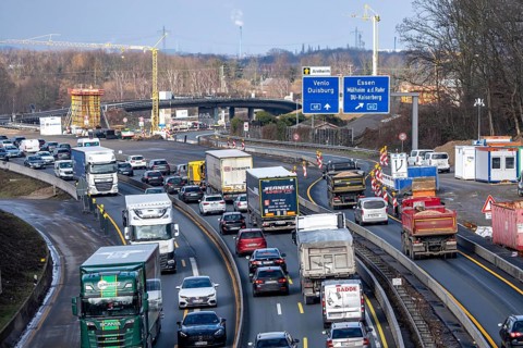 A3 motorway at the Duisburg-Kaiserberg interchange, constricted lanes, heavy traffic, complete