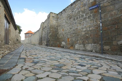 Schenkgasse with paving stones and stone wall, Quedlinburg, Harz, Saxony-Anhalt, Germany