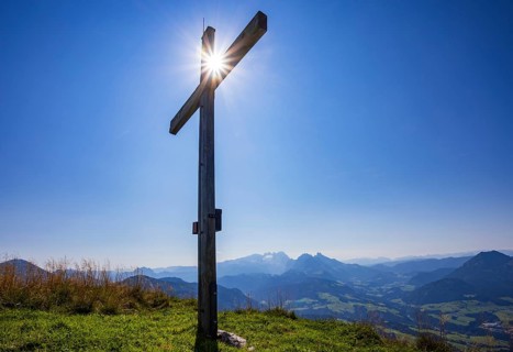 Summit cross on the Einberg with a view of the Dachstein massif, Osterhorn group, Salzkammergut,