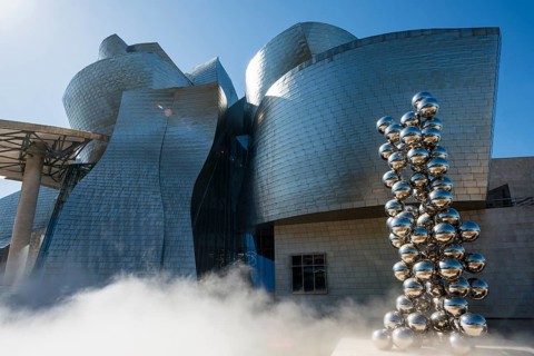 Guggenheim Museum Bilbao, architect Frank O. Gehry, sculpture Tall Tree and the Eye by Anish