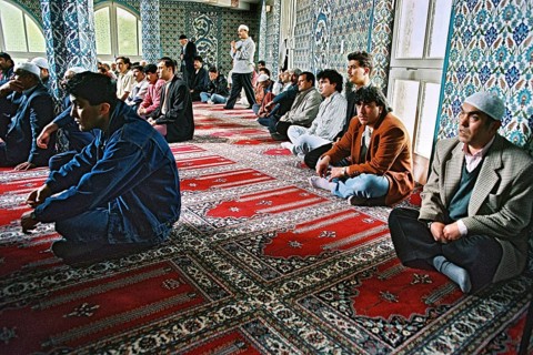 Datteln, DEU, 12.05.1995 - Muslims have gathered for Friday prayers at a mosque in Datteln,