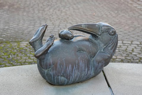 Bürgerbrunnen sculpture by Gernot Rumpf, potato drit, bronze sculpture, modern art, thirsty,