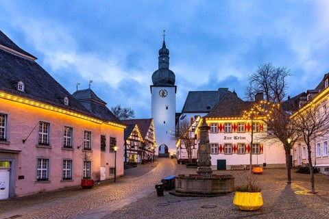 Old market with Maximilian fountain, Haus zur Krim and bell tower, Arnsberg, Hochsauerlandkreis,