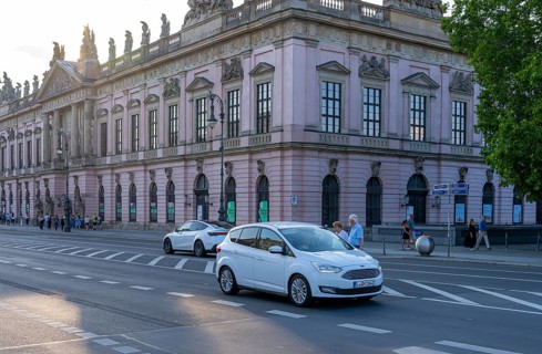 Road traffic and pedestrians on the carriageway in Berlin-Mitte, Unter den Linden, Berlin, Germany