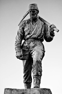 Sculpture Henner, miner made of cast bronze by Friedrich Reusch, Oberstadtbrücke, Siegen, North