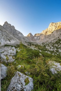 Rocky mountain peaks Schärtenspitze, Blaueisspitze and Hochkalter at sunrise, mountain tour on the