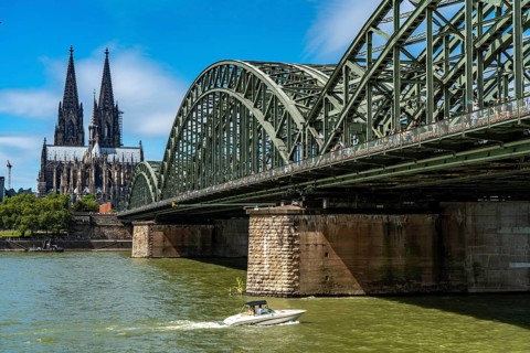 Cologne Cathedral, view from Deutzer Ufer, Hohenzollern Bridge, railway bridge over the Rhine,