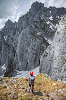 Mountaineer with helmet on a hiking trail, Wilder Kaiser, Kaiser Mountains, Tyrol, Austria