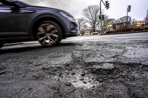 Large potholes at the confluence of Kruppstraße with Friedrichstraße, B224, heavy vehicle traffic,