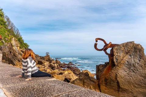 A young tourist visiting the Peine del Viento in San Sebastián. Province of Gipuzkoa, Basque