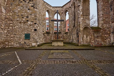 Ruins of the Aegidienkirche, memorial for victims of war and violence, cross, church, diffuse
