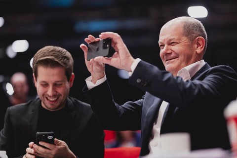 (R-L) Olaf Scholz (SPD), Bundeskanzler, und Kevin Kuehnert, SPD-Generalsekretaer, aufgenommen im
