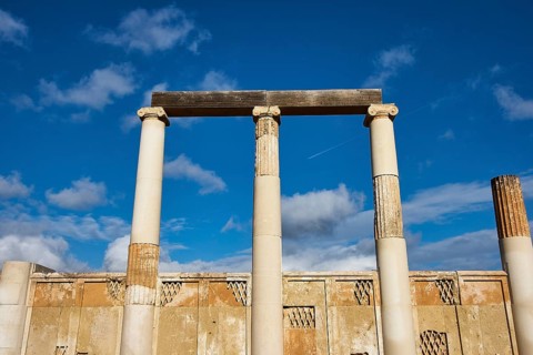 Ancient columns under a cloudless blue sky, a picture of classical architecture, Ancient Temple,