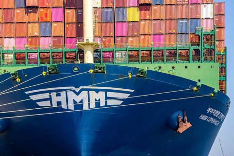 The container ship HMM Copenhagen has a length of 399.9 metres. RWG Terminal (Rotterdam World