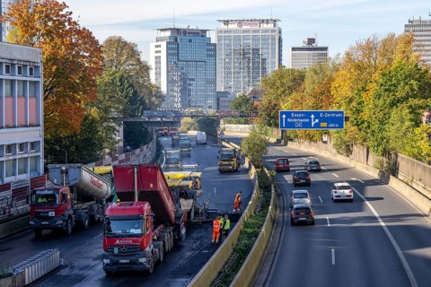 New whisper asphalt surface for the A40 motorway, in the city of Essen, direction Dortmund, 95, 000
