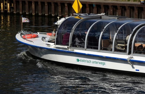 Electric viewing ship on the Spree between Friedrichsstraße and Reichsstag