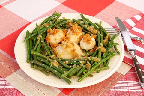 Swabian cuisine, yeast dumplings with green beans, breadcrumbs, served on a plate, typical Swabian,