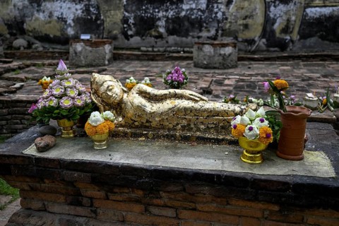 Offerings in front of the reclining Buddha, Wat Lokayasutharam, temple of the reclining Buddha,