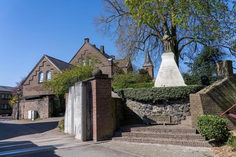 The village of Schenkenschanz, belongs to Kleve on the Lower Rhine, 9 tenths of the district lie in
