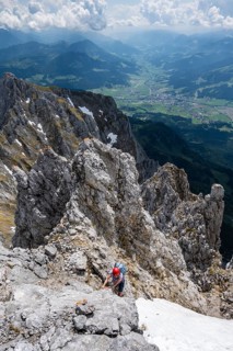 Mountaineers shortly below the summit, low view during the ascent to the Maukspitze, clouds moving