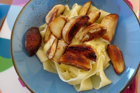 Southern German cuisine, porcini mushrooms on noodles, ribbon noodles arranged on a plate, fine