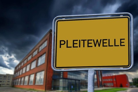 Symbolic image of insolvencies in Germany: Town entrance sign with the inscription PLEITEWELLE in
