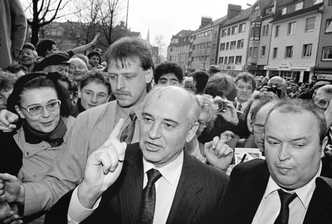 Gütersloh DEU, 09.03.1992 - Bad in the crowd, Michail Gorbatschow arriving at Gütersloh City Hall,