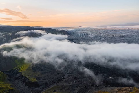 Fog, clouds moving around, glacier ice of the Kötlujökull glacier tongue at sunset, Myrdalsjökull