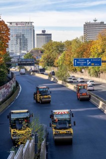 New whisper asphalt surface for the A40 motorway, in the city of Essen, direction Dortmund, 95, 000