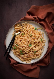 Spaghetti carbonara, in creamy garlic sauce, pasta in white sauce, homemade, no people
