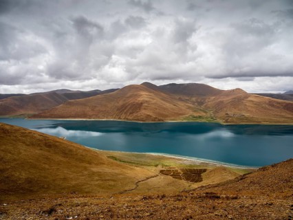 Yamdrok Lake at Kampala Pass, highlands of Tibet, China