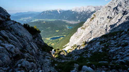 Climbers on the ascent to the Westliche Wettersteinspitze, Wetterstein Mountains, Bavaria, Germany