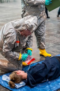 Viewing of patients in front of decontamination of injured persons after an assumed accident with