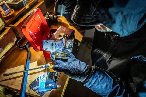 Symbolic image of a burglary, perpetrator has broken into a flat from the garden side and is