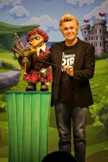 Sascha Grammel with hand puppet Frederic Freiherr von Furchensumpf live on Wünsch dir was Tour at