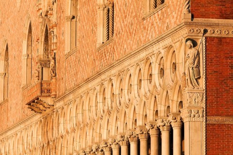 Fassade des Dogenpalastes im Sonnenaufgang, Venedig, Veneto, Italien
