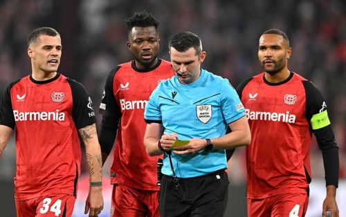 Referee Michael Oliver (ENG) notes yellow card yellow caution Granit Xhaka Bayer 04 Leverkusen (34)