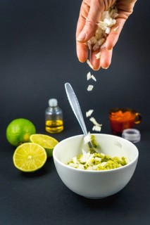 We start throwing onion and we mix with a spoon in the crushed avocado. Recipe to prepare a nice