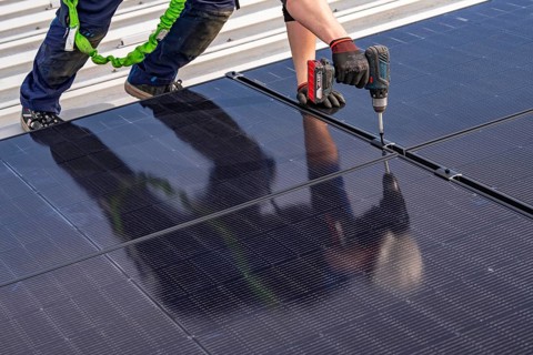Installation of solar modules on the roof of a commercial enterprise, over 400 photovoltaic modules
