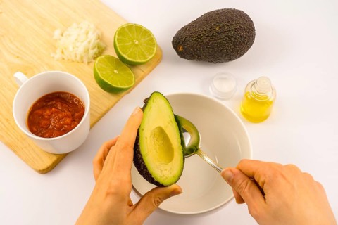 We start by emptying the avocado along with a lime, tomato sauce, salt and olive oil and onion.