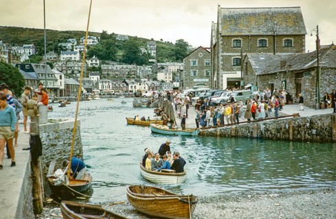 Menschen im Sommerurlaub, Hafen von Looe, Cornwall, England, UK um 1961