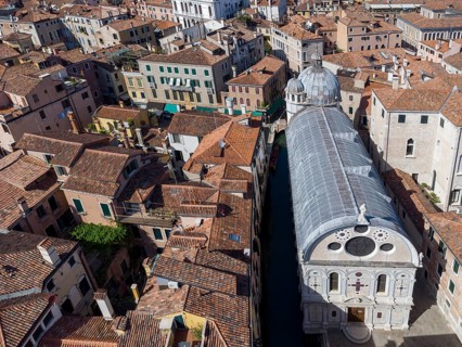 Marmor verkleidete Kirche Santa Maria dei Miracoli, im Sestiere Cannaregio, Drohnenaufnahme,