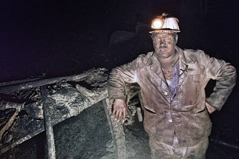 Herten, DEU, 31.03.1995 - Miner at Ruhrkohle Ewald works underground in coal seam. The mine was