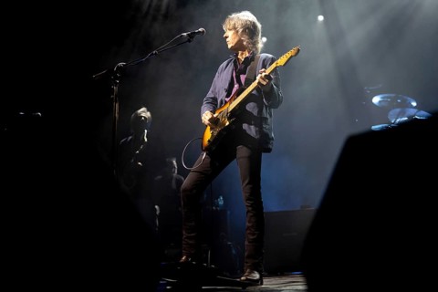 Terence Reis, singer and guitarist of The Dire Straits Experience, live on Shiver In The Dark World