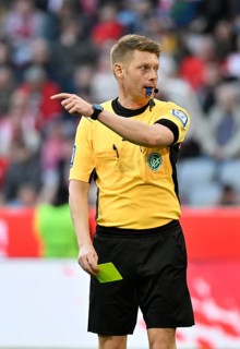 Referee Referee Christian Dingert Gesture Gesture Yellow card Yellow warning Allianz Arena, Munich,