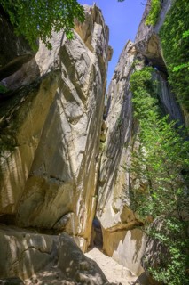 Passage (Chambre du Roi) through the high rocks, hike through the sandstone labyrinth Grés d'Annot,