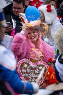 The Frankfurt carnival parade, hosted by Sonya Kraus for Hessischer Rundfunk (hr), will take place