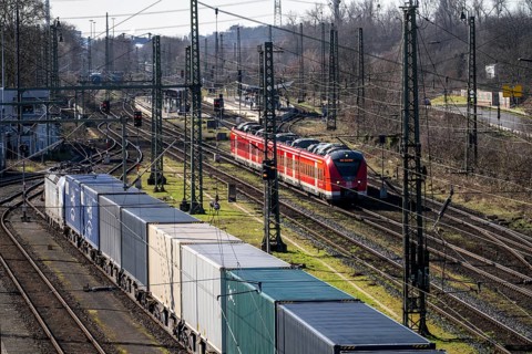Local trains on the line, container trains in the freight yard, so-called installation tracks in