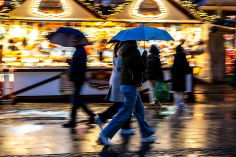 Rainy weather, passers-by with umbrellas, empty Christmas market, Essen, North Rhine-Westphalia,